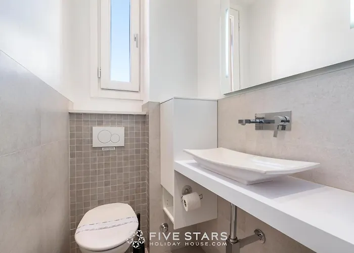 Versailles Five Stars House