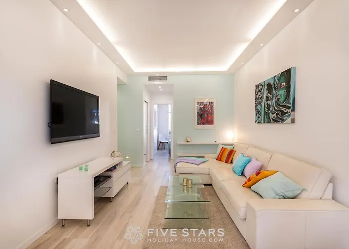 Versailles Five Stars House *